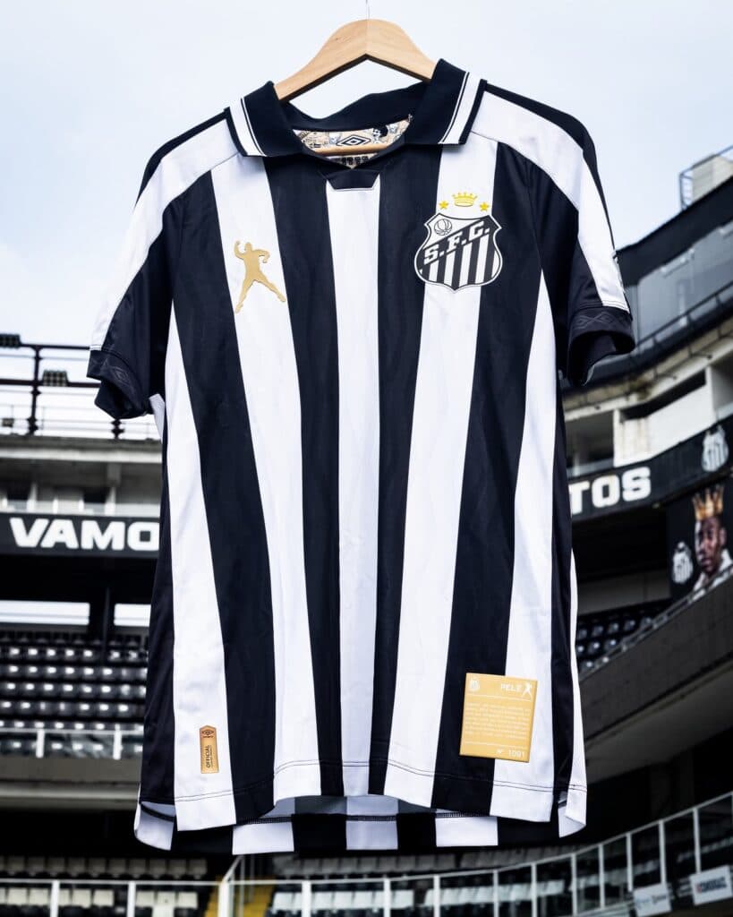 Camisa listrada do Santos com a silhueta de Pelé - Divulgação/Umbro