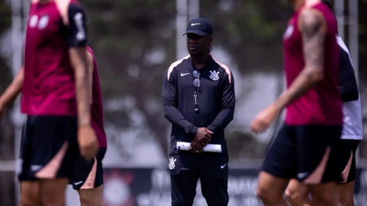 Seedorf comanda primeiro treino no Corinthians com desfalque na defesa