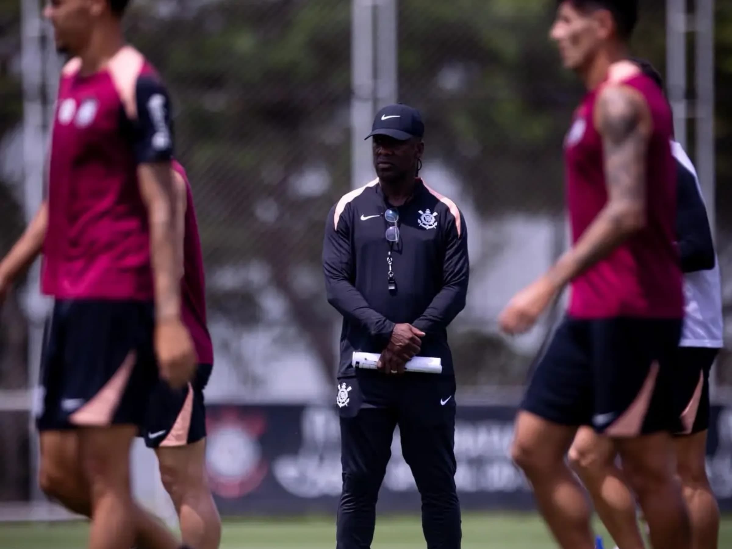 Seedorf comanda primeiro treino no Corinthians com desfalque na defesa