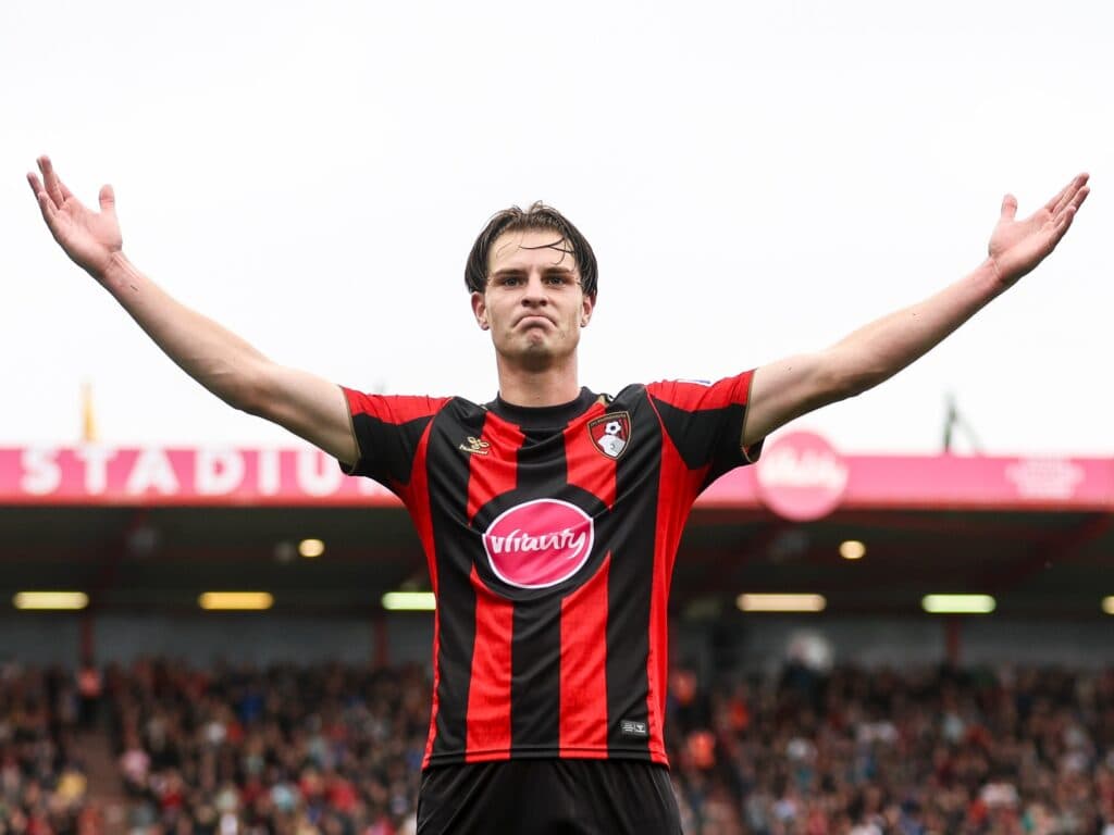 Bournemouth avalia venda de Alex Scott por valor milionário; entenda