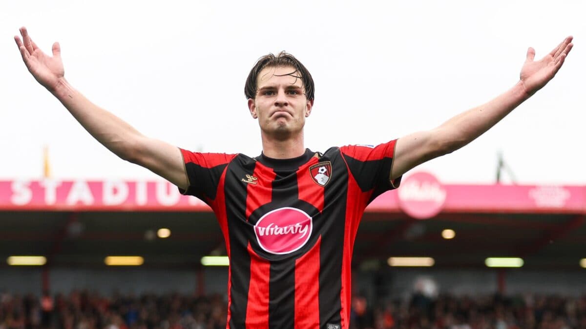 Bournemouth avalia venda de Alex Scott por valor milionário; entenda