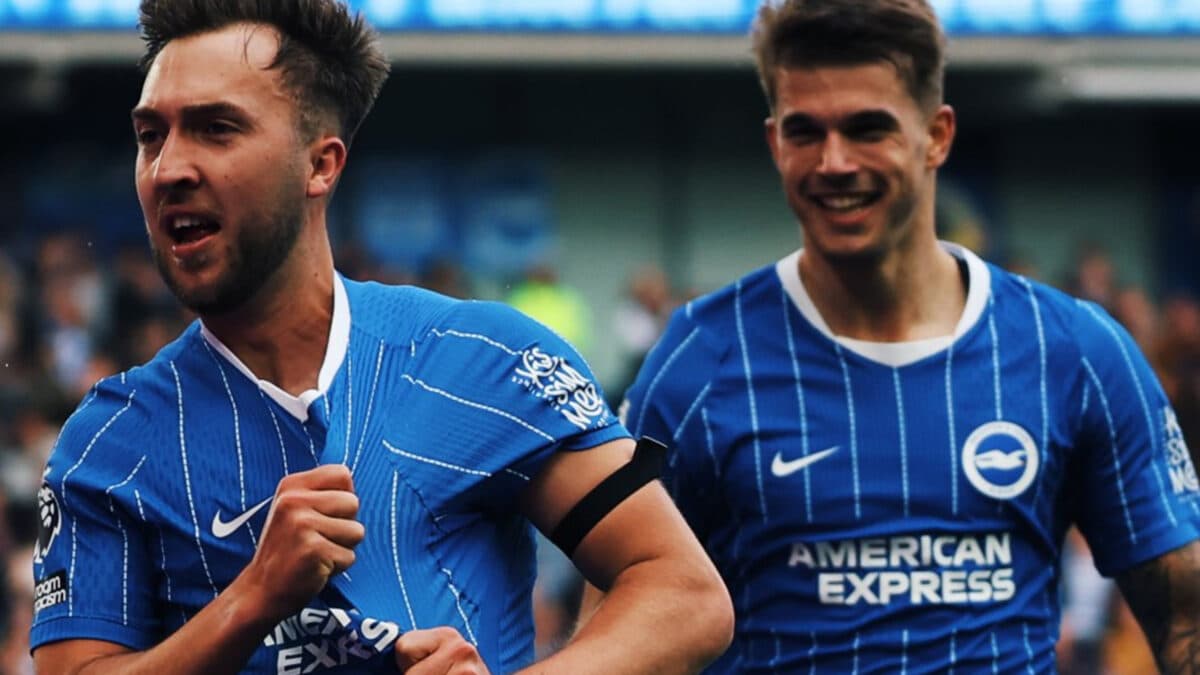 Brighton goleia Crystal Palace por 5 a 0 e segue na cola dos líderes