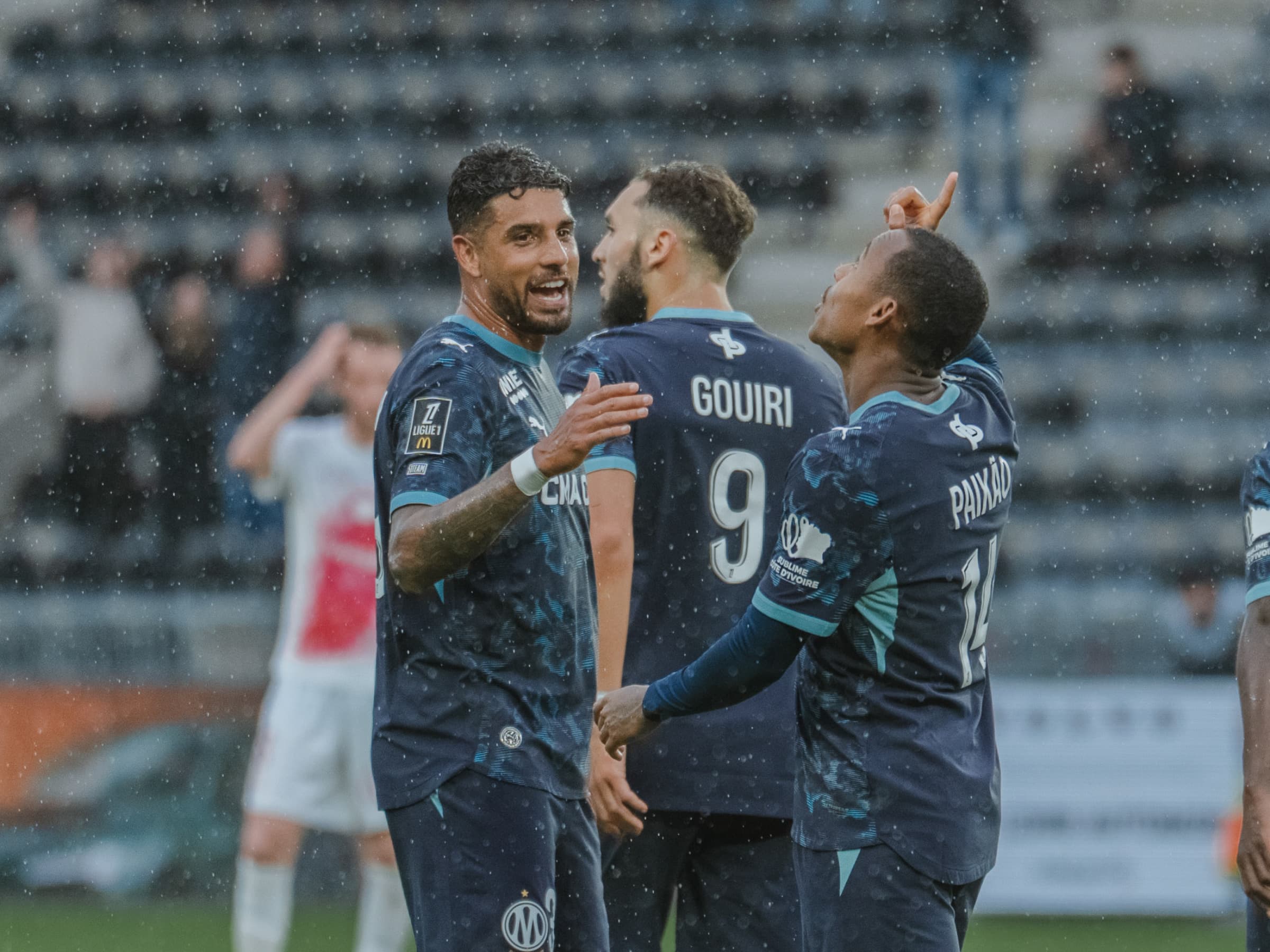 Olympique de Marselha vence Angers de virada e encerra sequência negativa