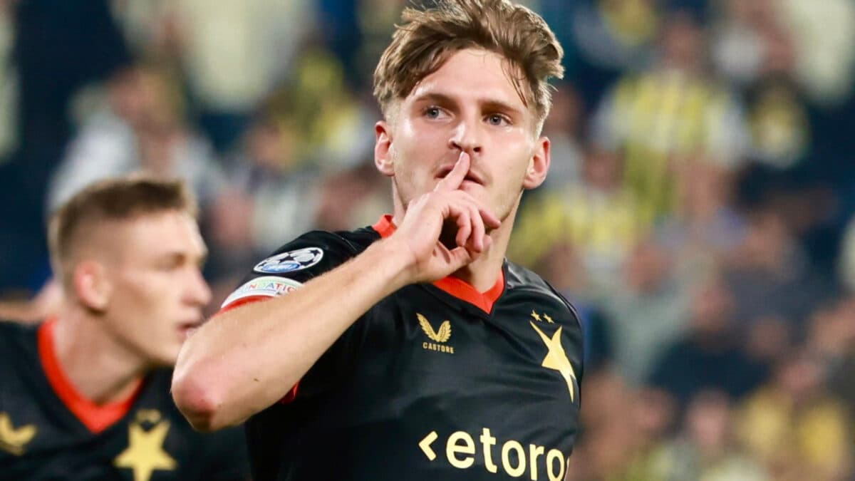 Fenerbahçe abre dois gols de vantagem, mas leva o empate do Slavia Praga no fim
