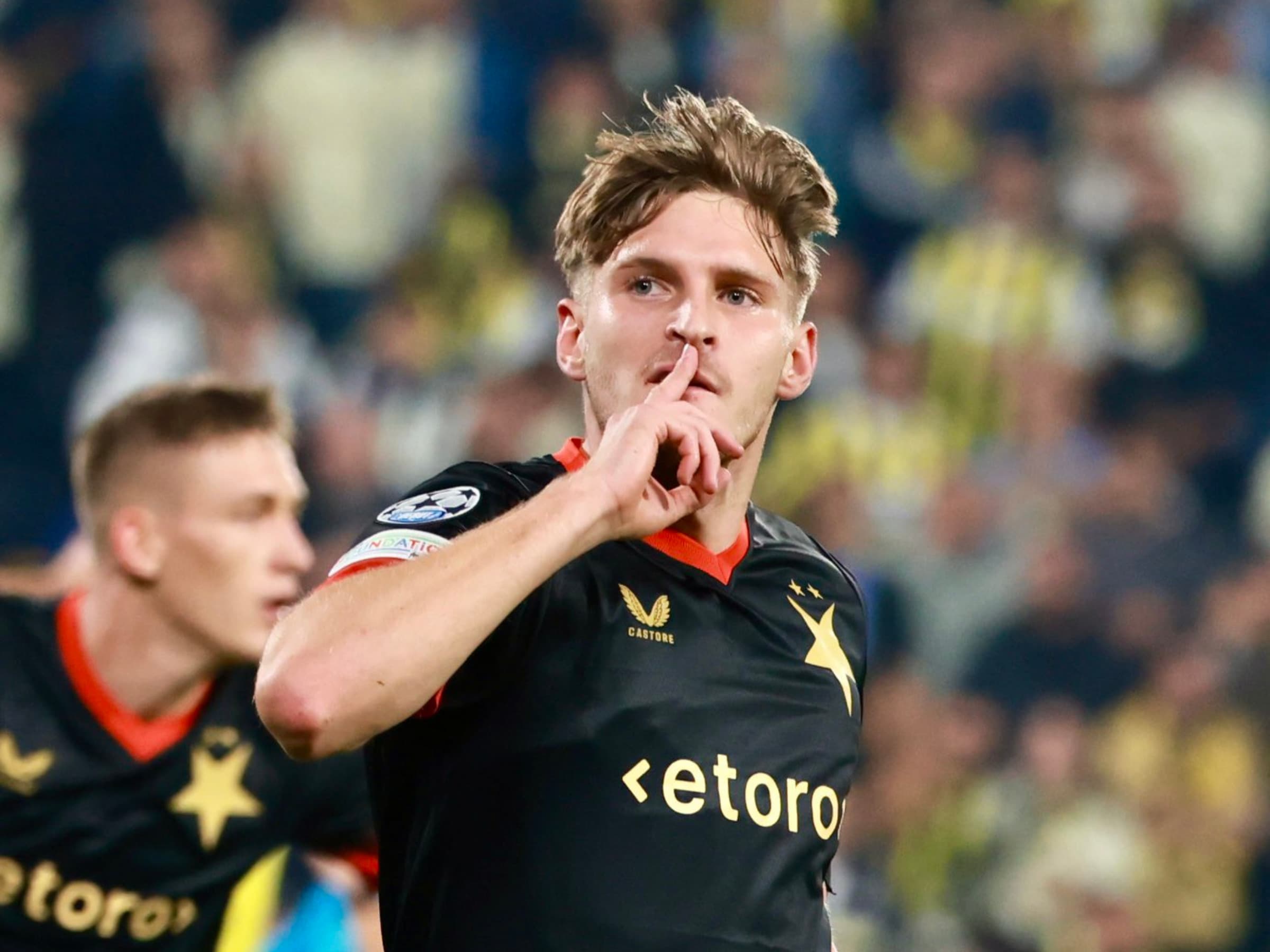 Fenerbahçe abre dois gols de vantagem, mas leva o empate do Slavia Praga no fim