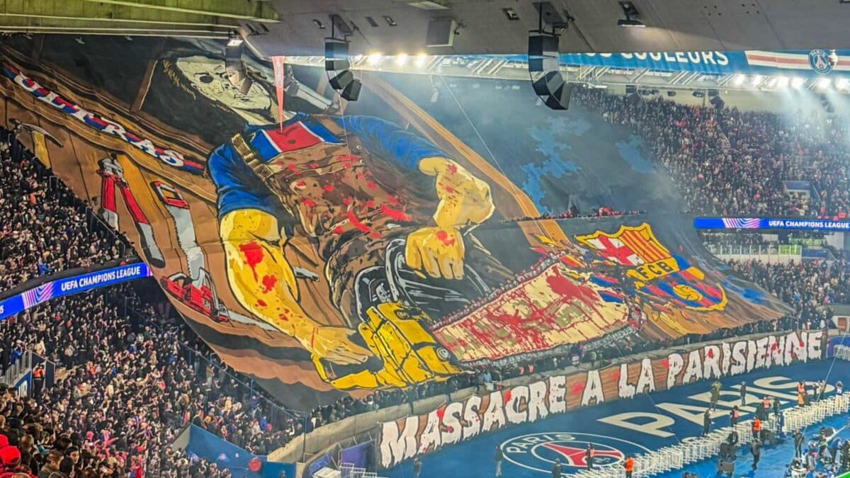 Barcelona denuncia bandeirão do PSG à Uefa por incitar violência