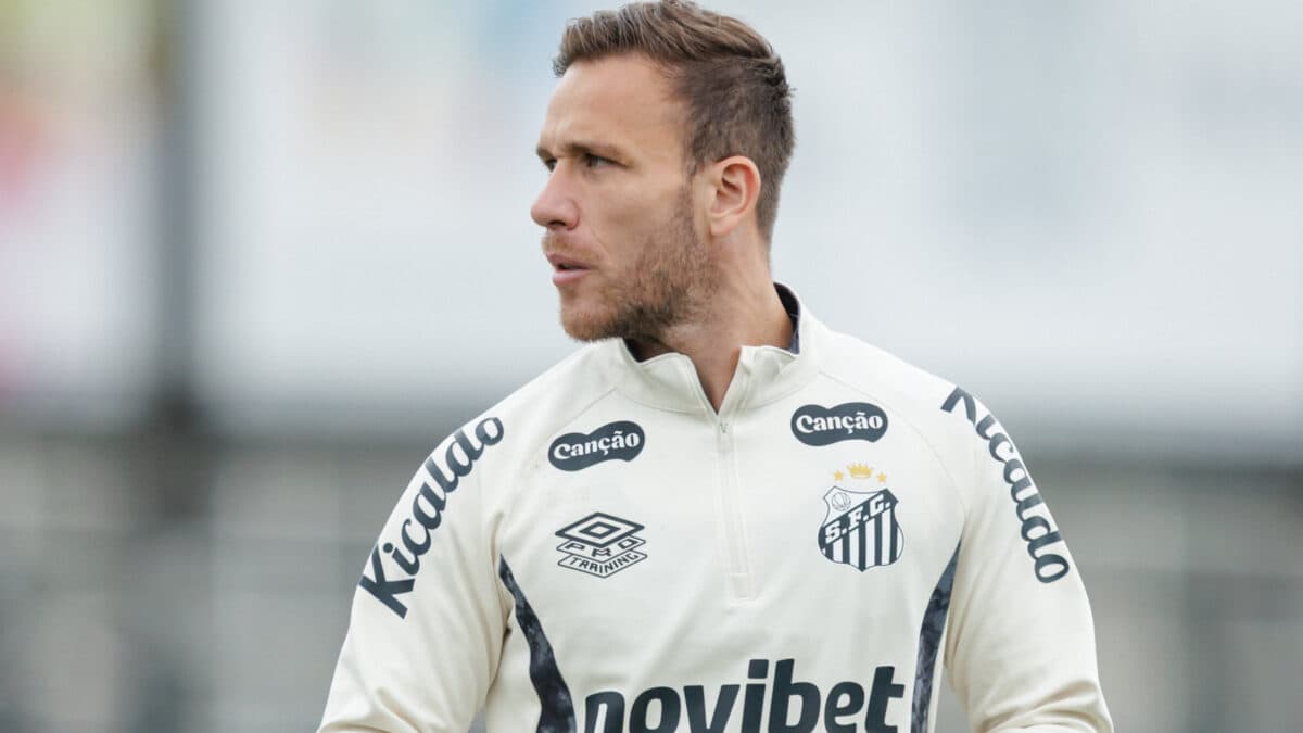 Arthur volta a treinar, mas Santos adota cautela para clássico