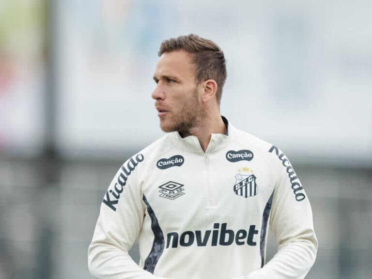 Arthur volta a treinar, mas Santos adota cautela para clássico