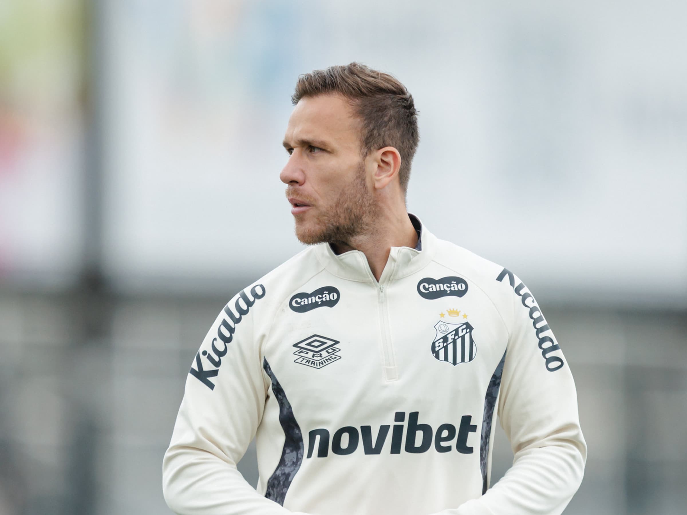 Arthur volta a treinar, mas Santos adota cautela para clássico