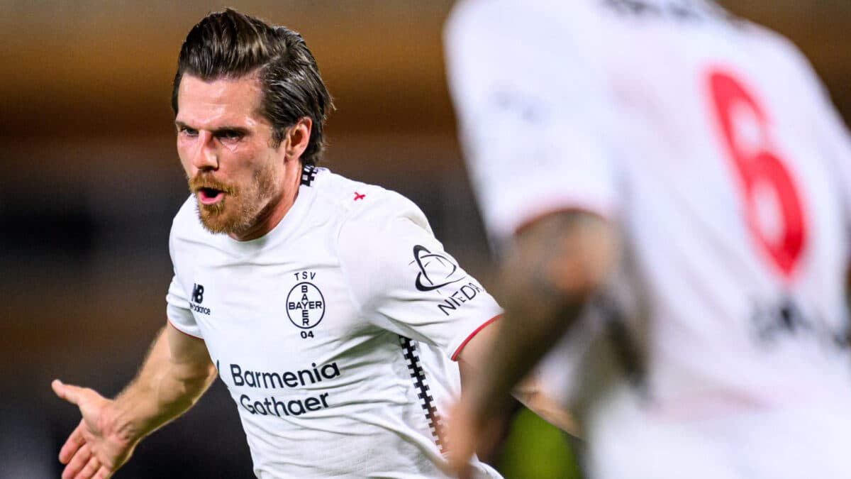 Bayer Leverkusen domina o OFI, vence por 2 a 0 e mantém 100% na Liga Europa