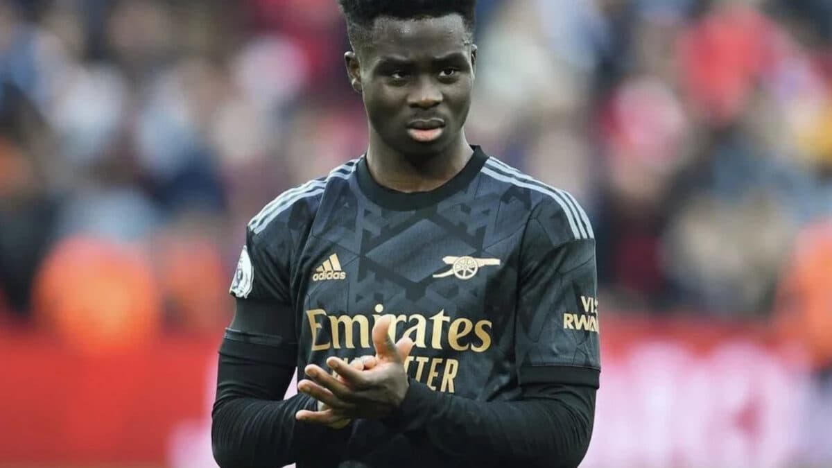Técnico do Arsenal se preocupa com lesão na coxa de Bukayo Saka
