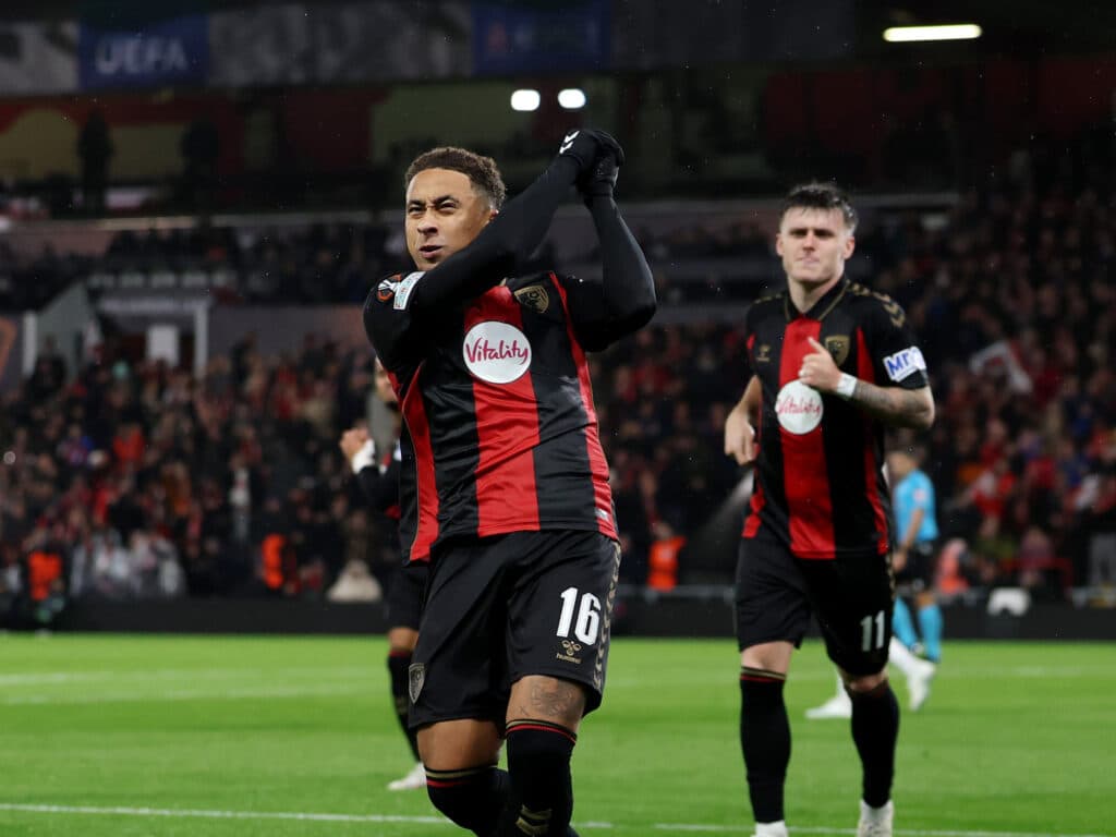 Bournemouth aproveita expulsão de goleiro e passa por cima do Milan