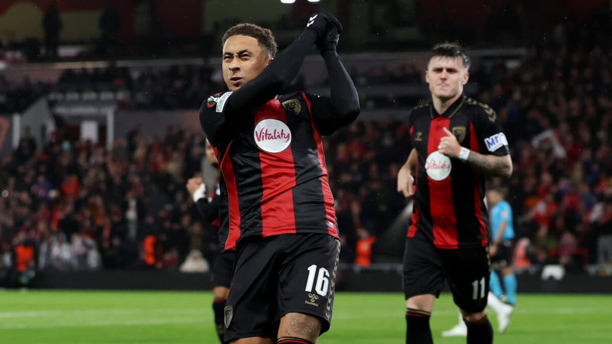 Bournemouth aproveita expulsão de goleiro e passa por cima do Milan