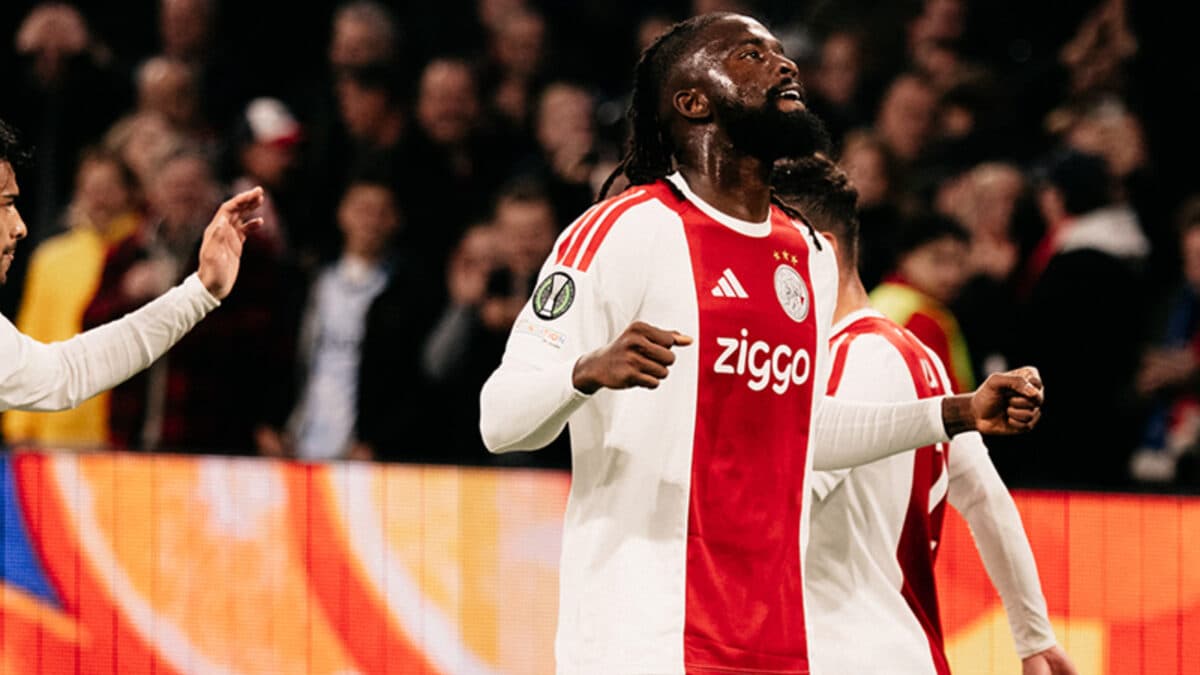 Ajax domina e vence a Atalanta por 2 a 0 com gols no fim