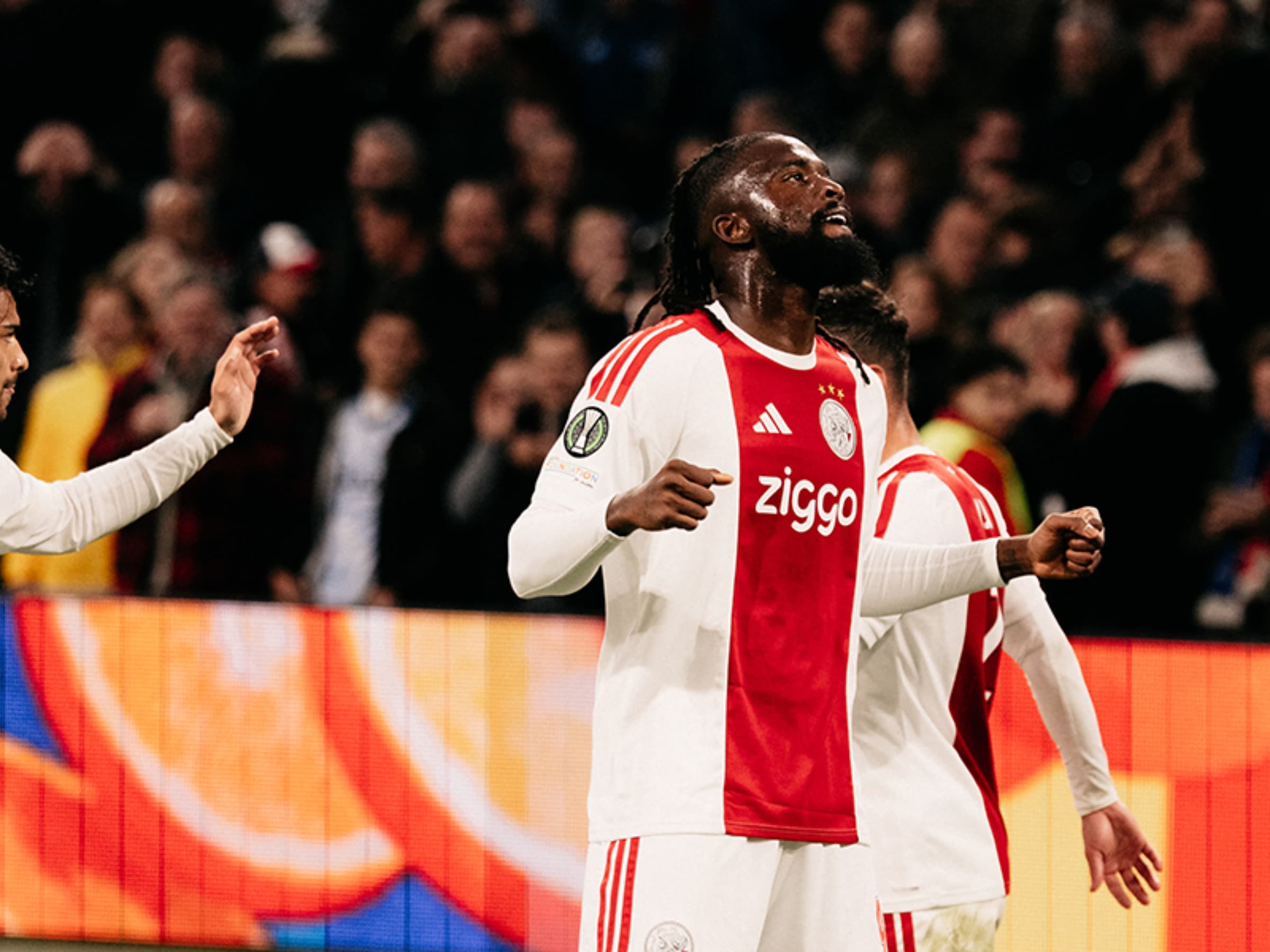 Ajax domina e vence a Atalanta por 2 a 0 com gols no fim