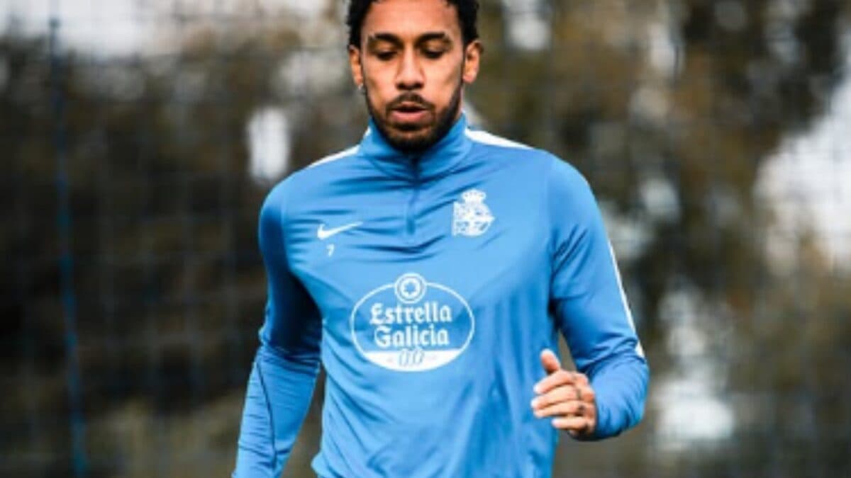 Aubameyang volta a treinar no Deportivo La Coruña após cirurgia