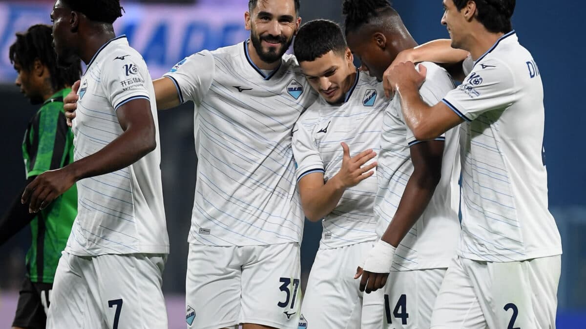 Lazio atropela Sassuolo em jogo de oito gols e lidera o Campeonato Italiano