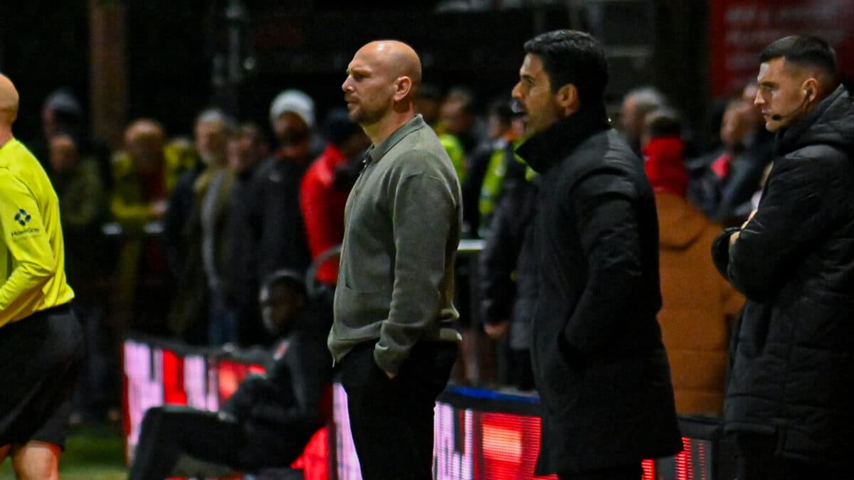Drone paralisa jogo entre Fleetwood e Arsenal na Copa da Liga Inglesa