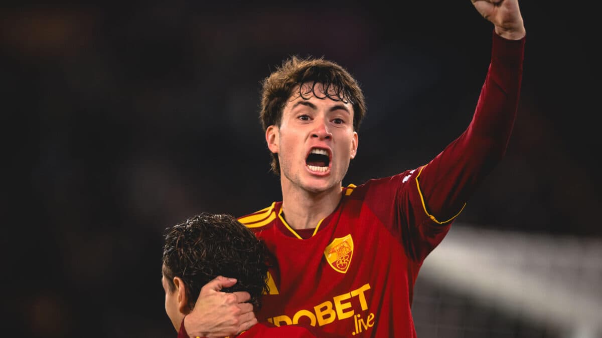 Roma marca no fim, vence o Cagliari e segue invicta no Italiano