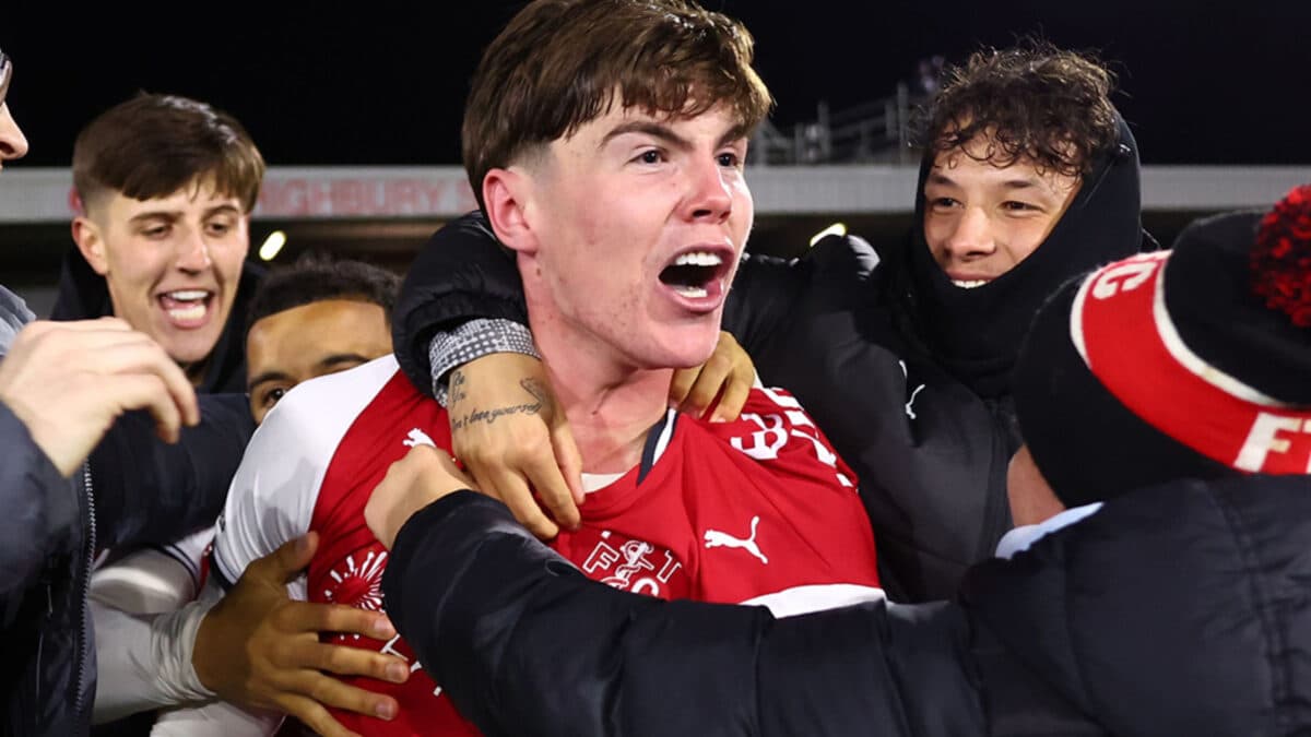 Bruno Guimarães perde pênalti, e Arsenal é eliminado por time da 4ª divisão