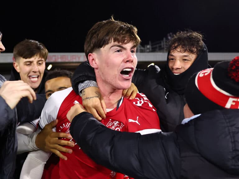 Bruno Guimarães perde pênalti, e Arsenal é eliminado por time da 4ª divisão