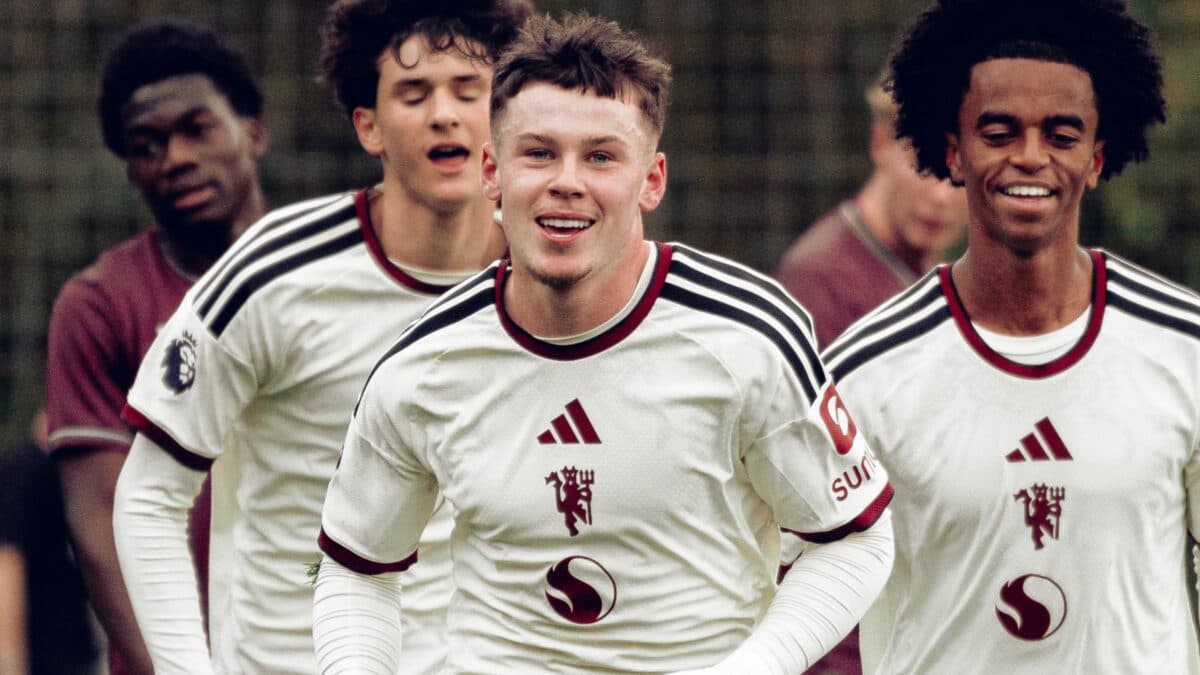 Filho de Rooney brilha marca quatro gols na base do United