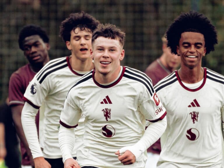 Filho de Rooney brilha marca quatro gols na base do United