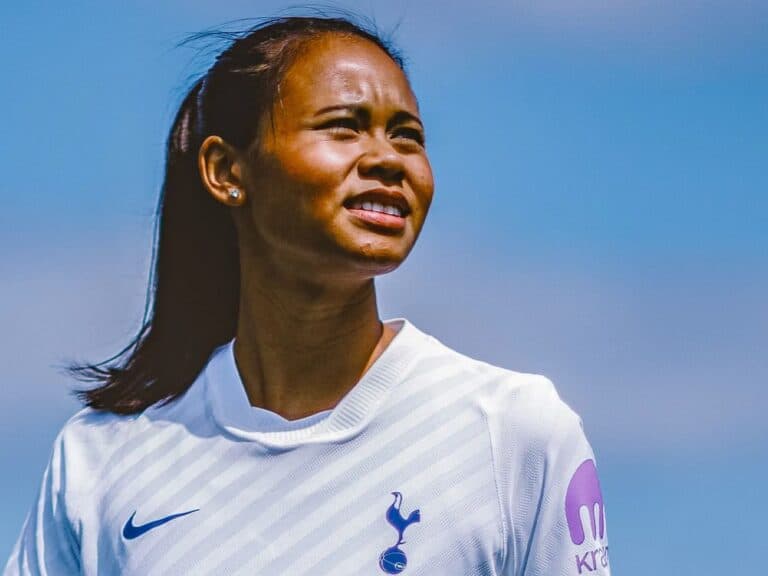 Lateral rompe ligamento no joelho e desfalca Tottenham