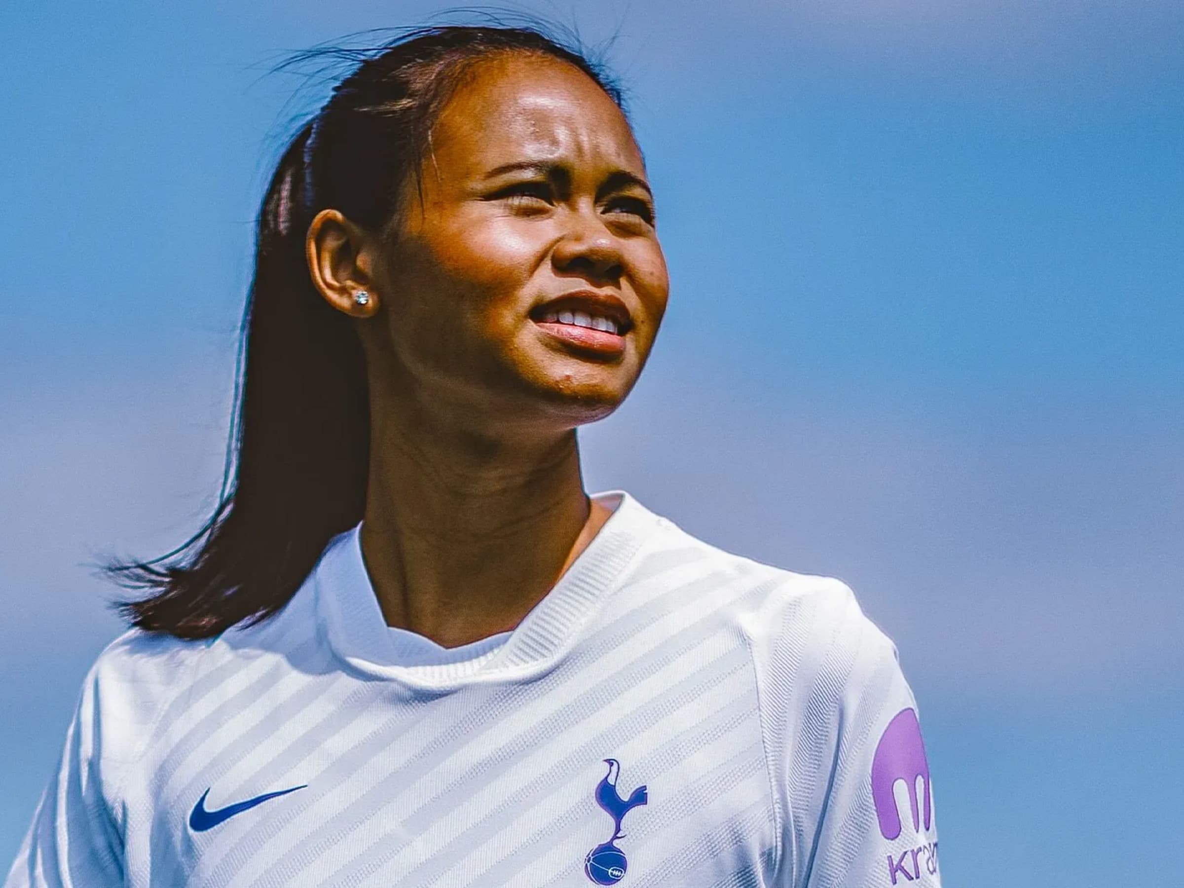 Lateral rompe ligamento no joelho e desfalca Tottenham