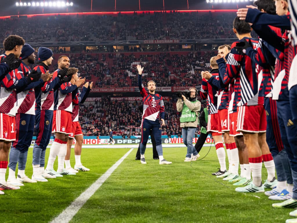 Harry Kane é ovacionado na Allianz Arena após ganhar a Bola de Ouro