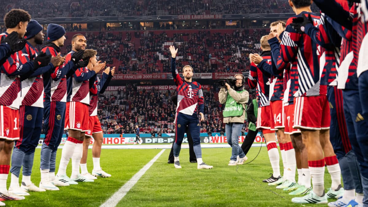 Harry Kane é ovacionado na Allianz Arena após ganhar a Bola de Ouro