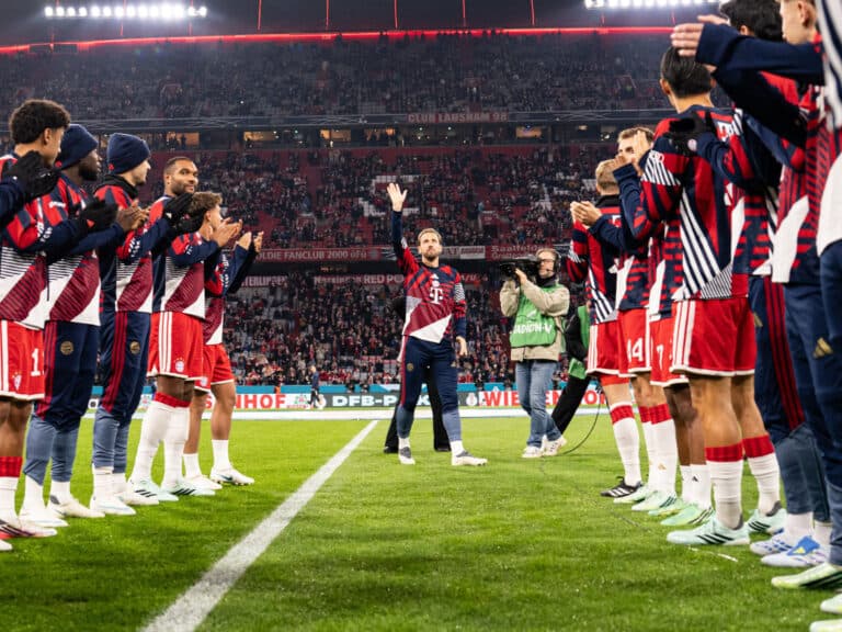 Harry Kane é ovacionado na Allianz Arena após ganhar a Bola de Ouro
