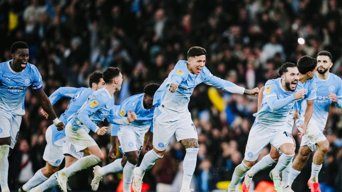 Com gol brasileiro, City vence o Brighton nos pênaltis e avança na Copa da Liga
