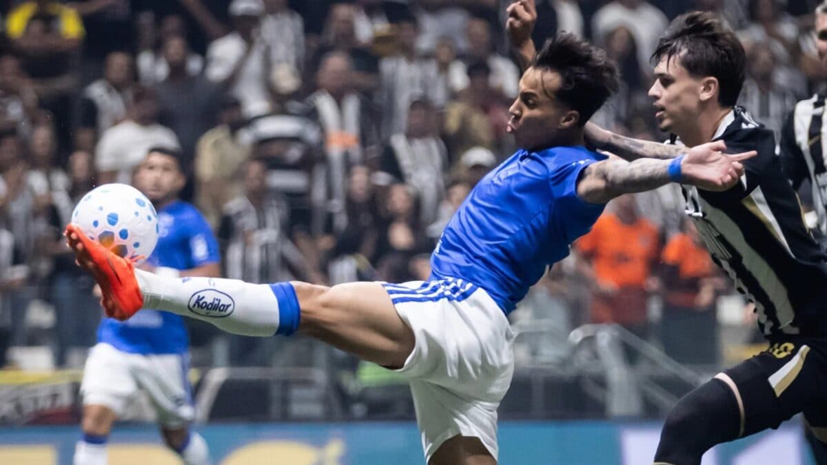 Cruzeiro vence o Atlético-MG e se consolida em terceiro no Brasileirão