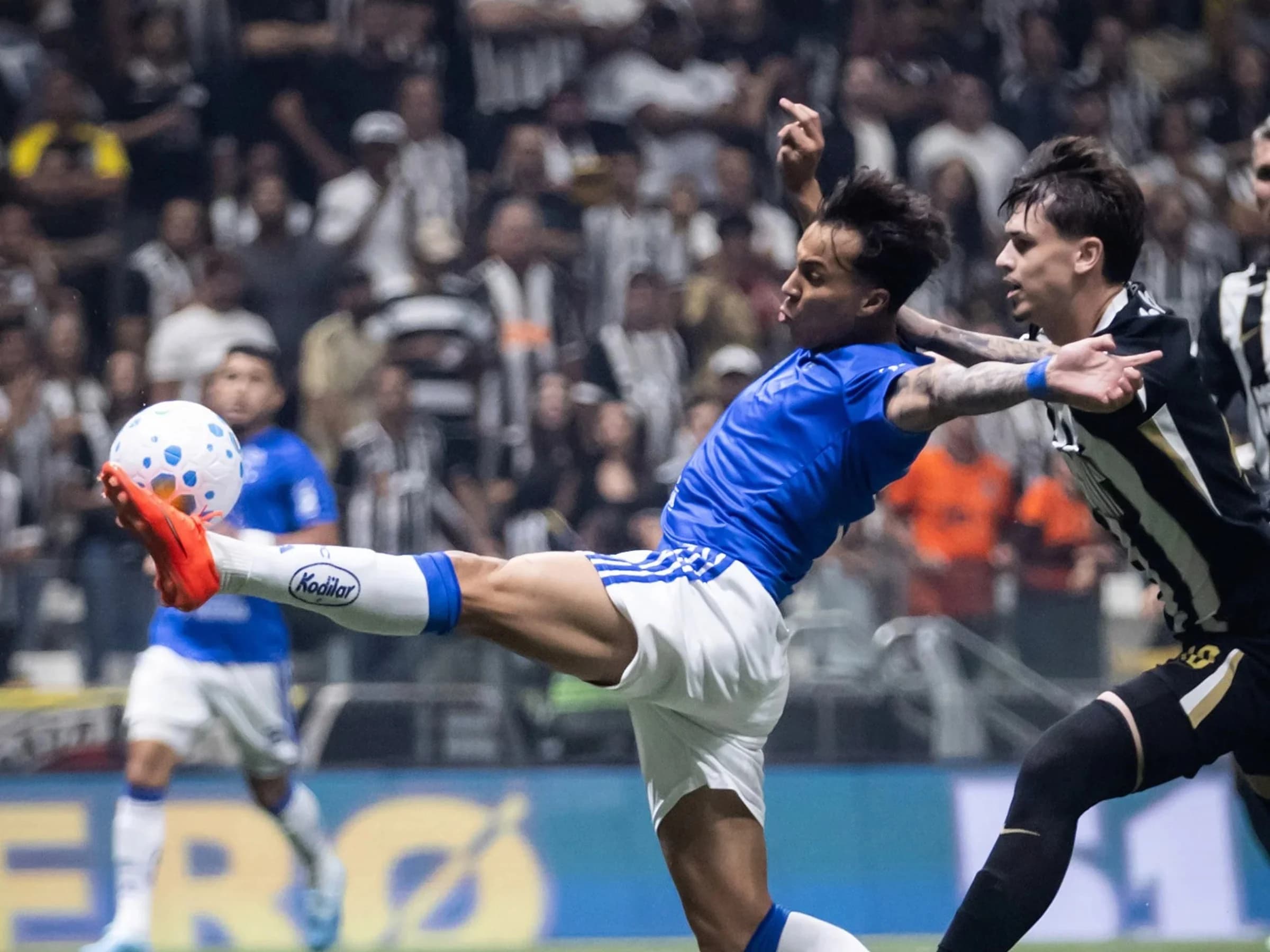 Cruzeiro vence o Atlético-MG e se consolida em terceiro no Brasileirão
