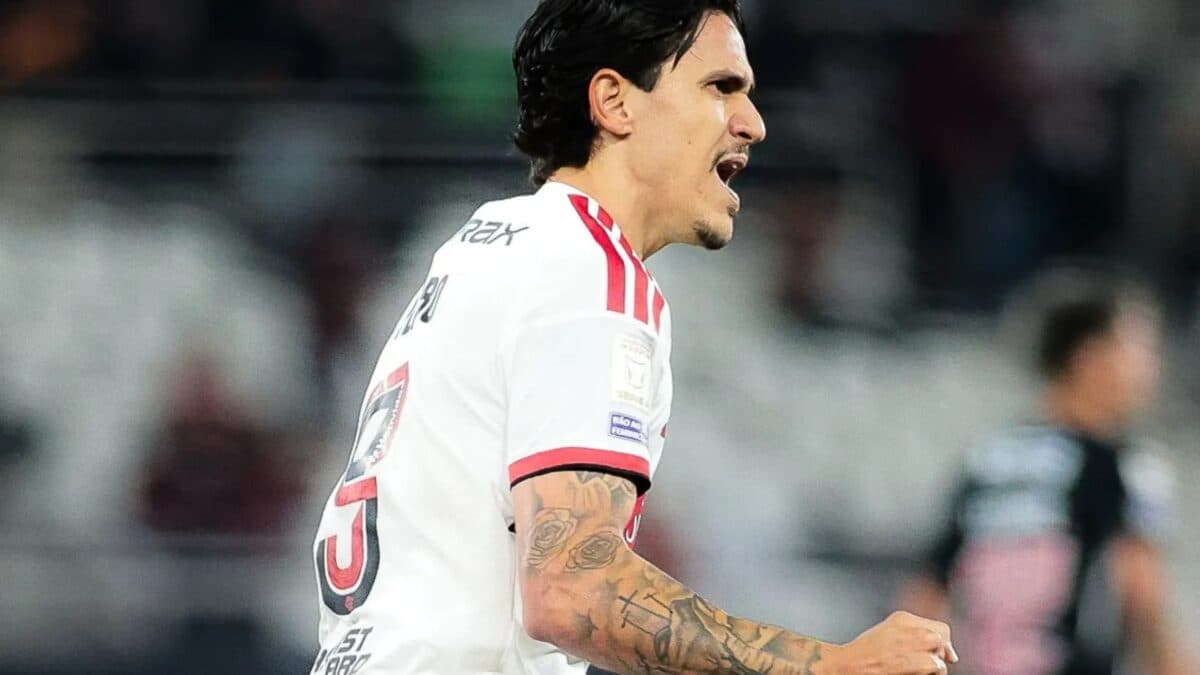 Flamengo goleia o Vasco por 4 a 1 pelo Brasileirão e se isola na liderança