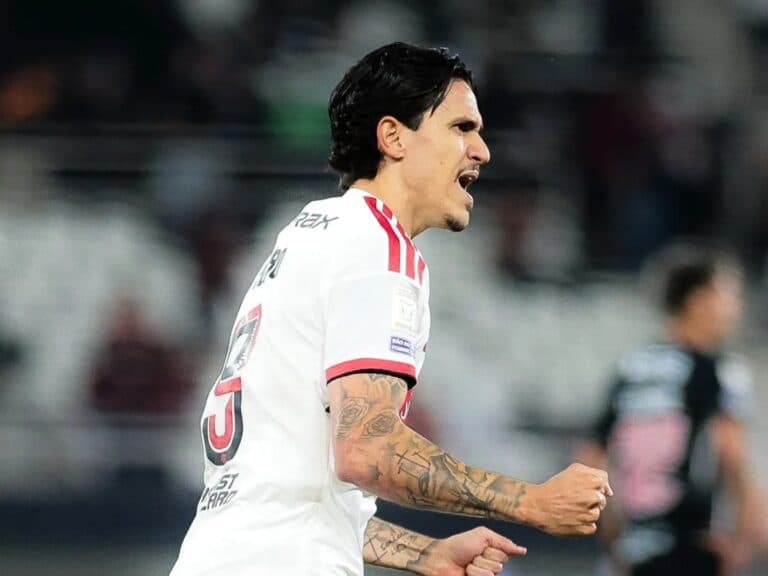 Flamengo goleia o Vasco por 4 a 1 pelo Brasileirão e se isola na liderança