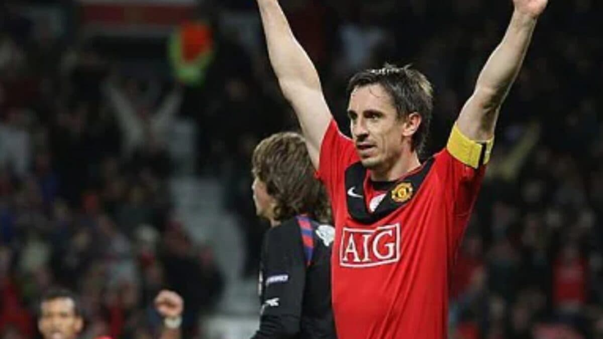 Neville cobra saída imediata dos Glazers do Manchester United