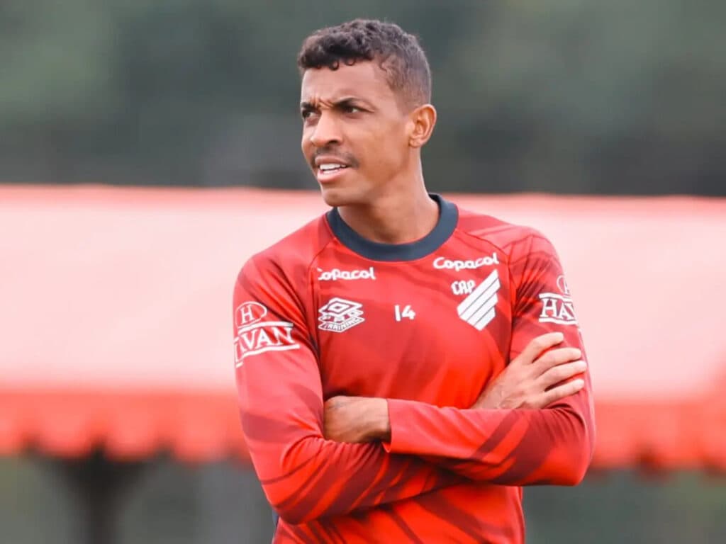 Luiz Gustavo negocia renovação de contrato com o Athletico-PR