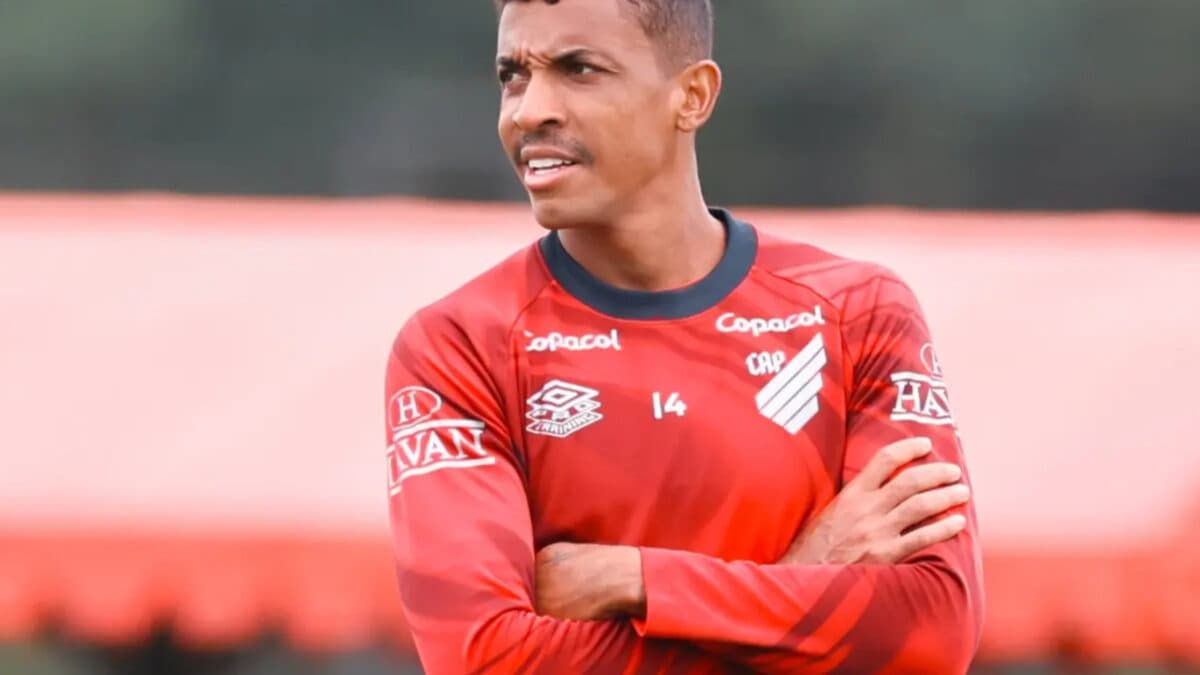 Luiz Gustavo negocia renovação de contrato com o Athletico-PR