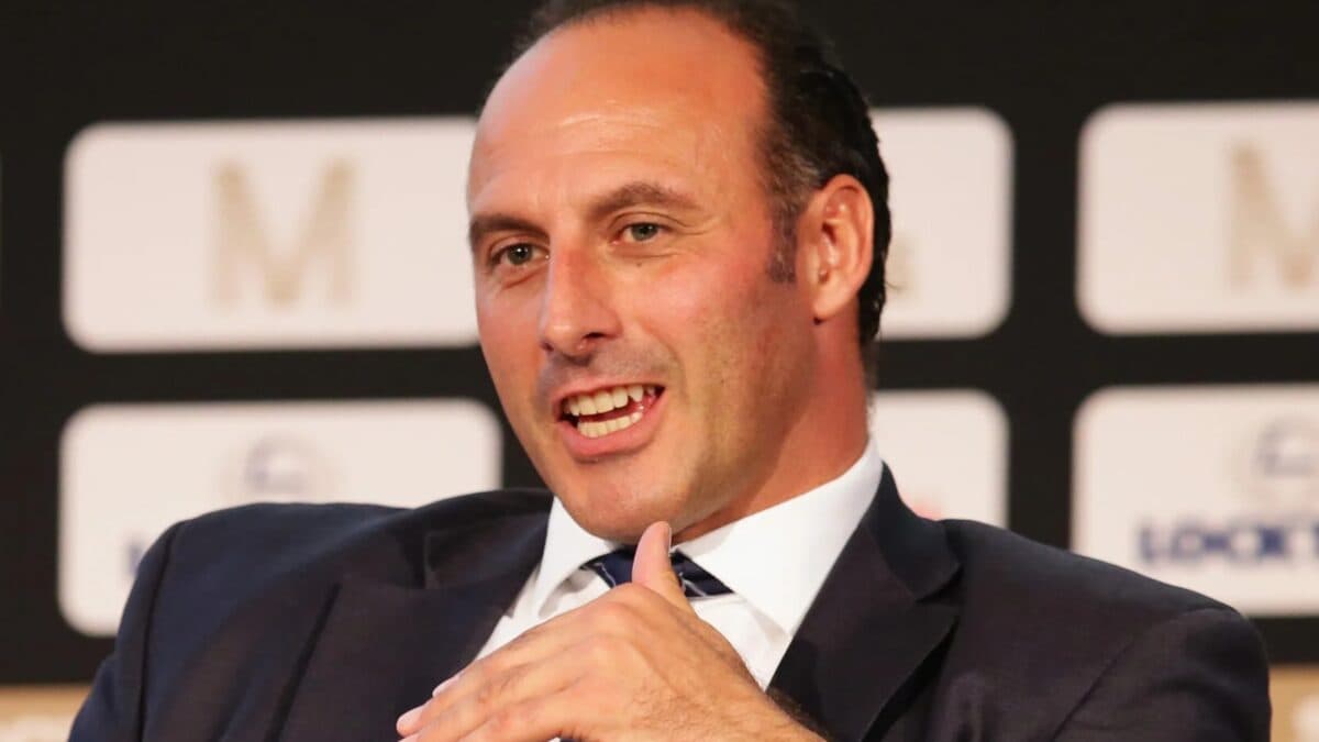 Ex-Tottenham anuncia candidatura à presidência da Fifa