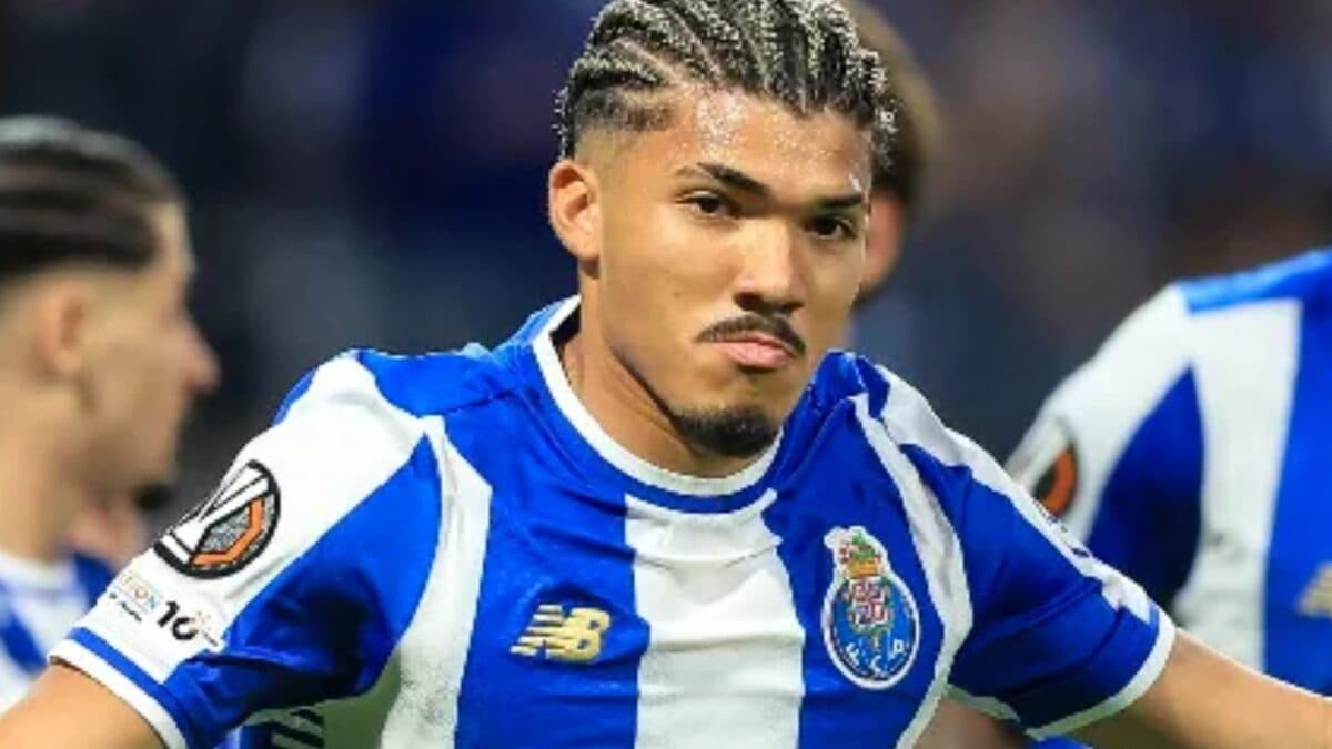Ex-joia do São Paulo renova com o Porto com multa de R$560 milhões