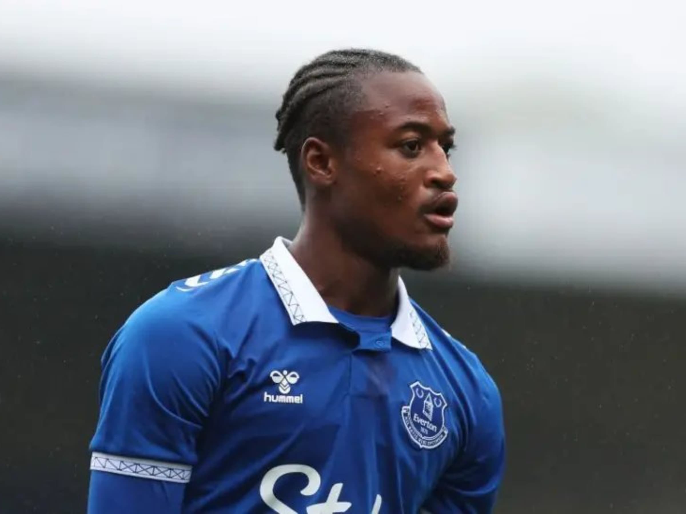 Atacante do Everton é multado por violar regras de apostas