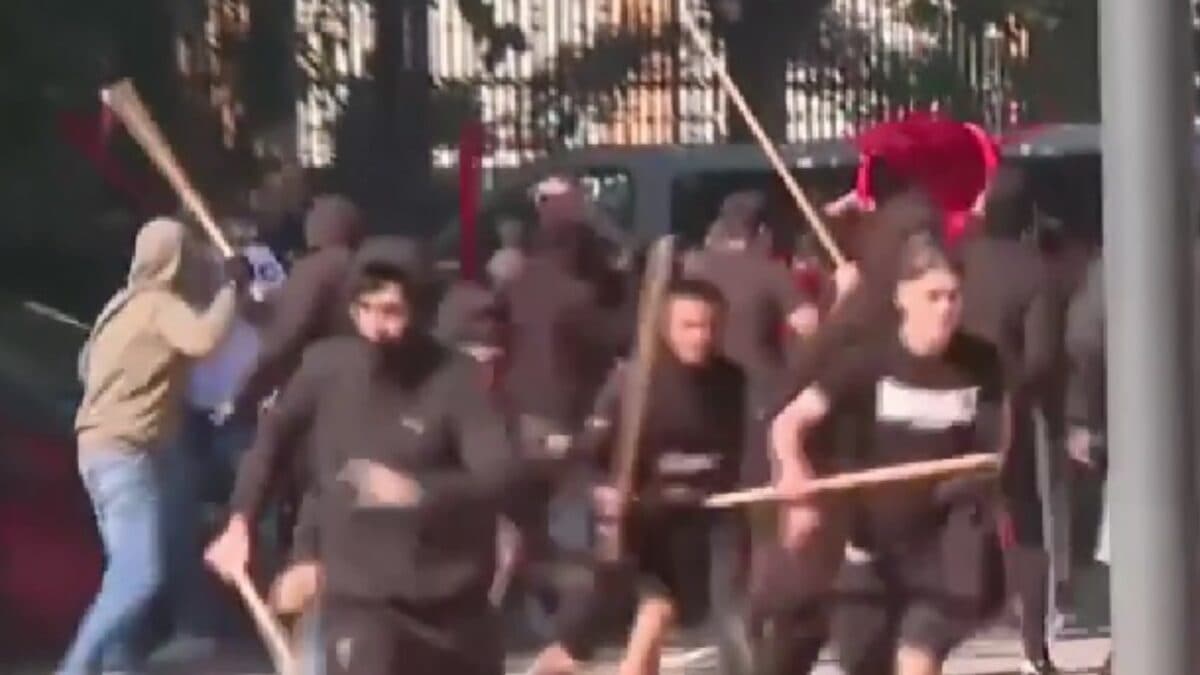 Torcedores de Levante e Sevilla entram em confronto em Valência