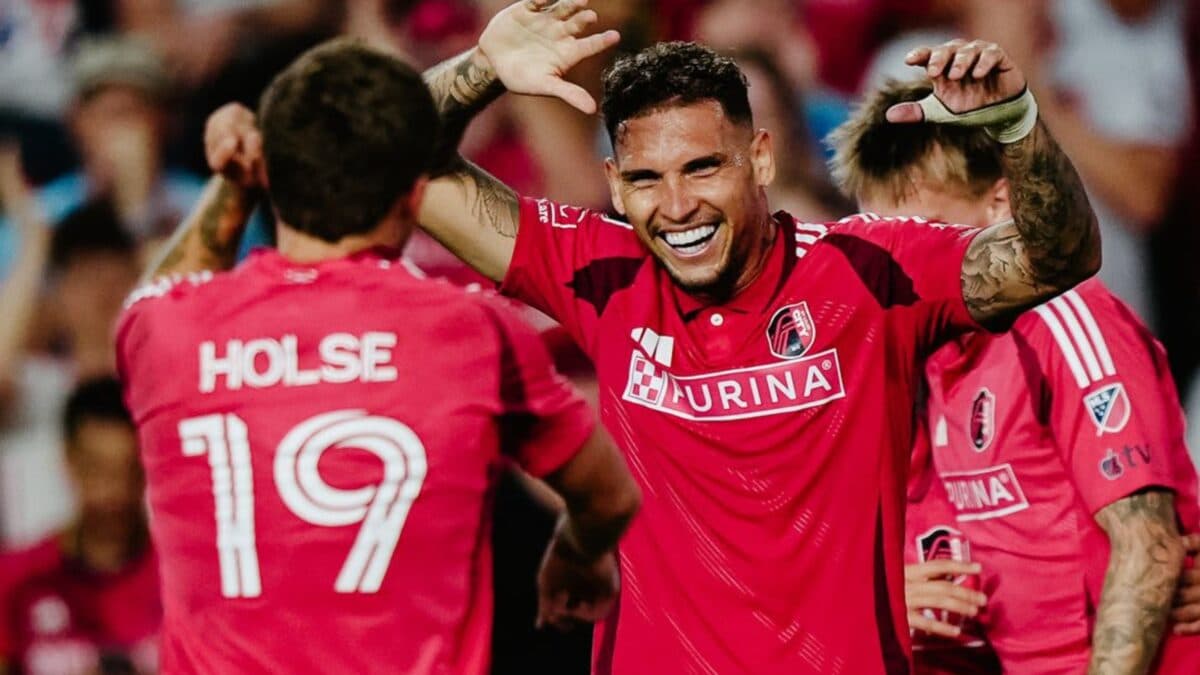 Rafael Navarro marca dois gols e dá duas assistências em goleada na MLS