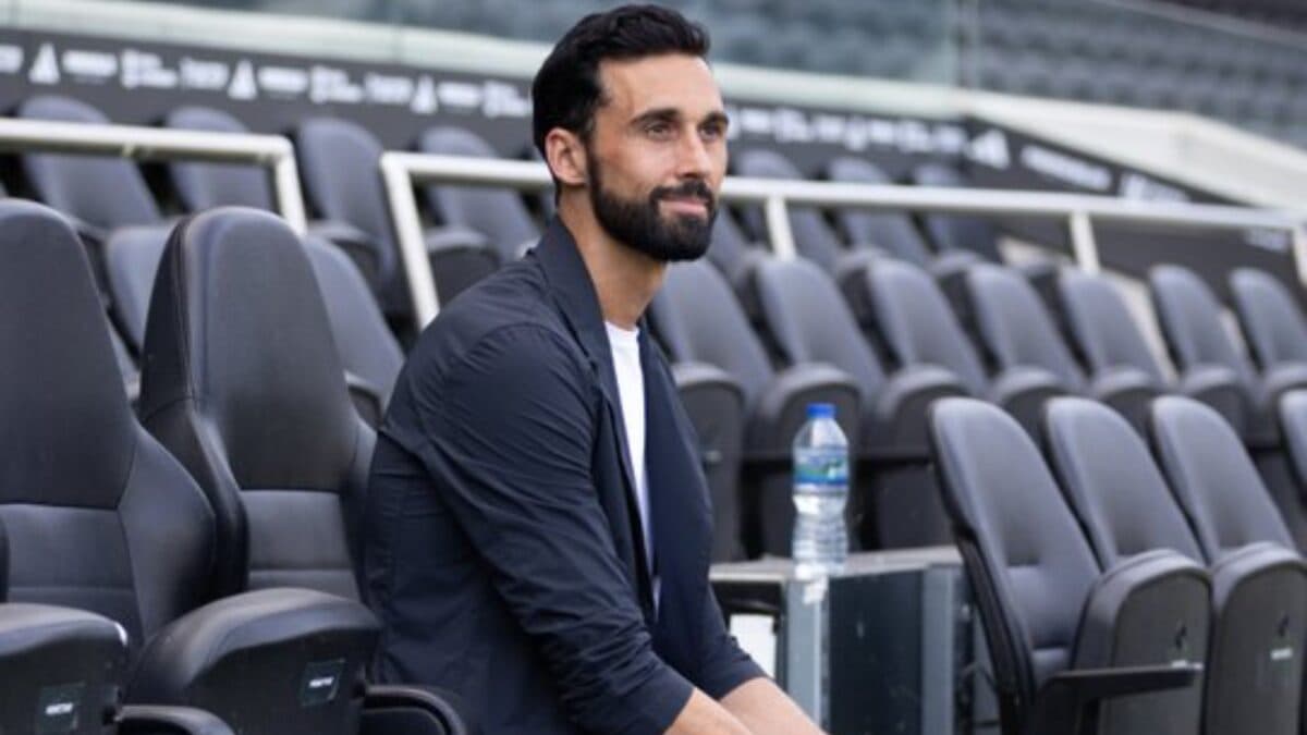 Federação Inglesa multa Arbeloa por críticas à arbitragem