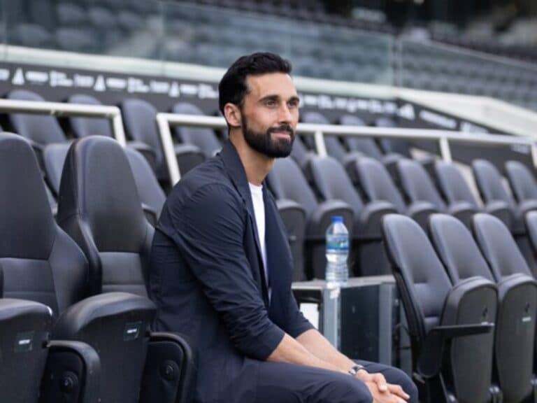 Federação Inglesa multa Arbeloa por críticas à arbitragem