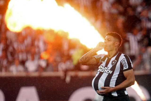 Luis Henrique, ex-Botafogo, avalia grama sintética: ‘Muda bastante, sim’