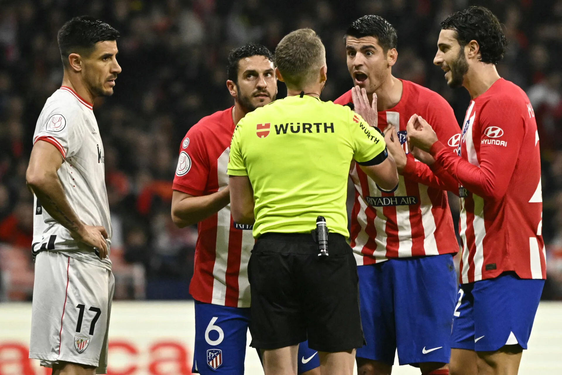 Cartão azul? Entenda a novidade que deve ser testada no futebol