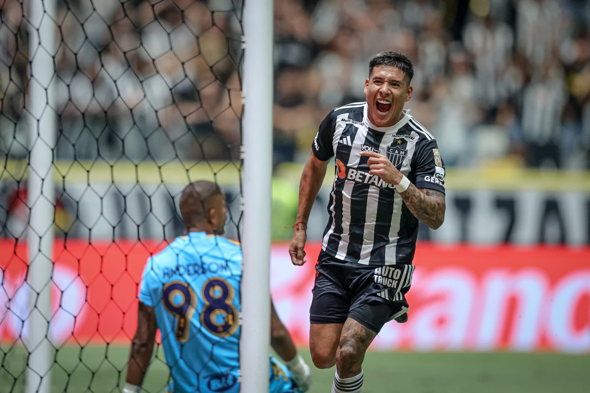 Galo sobra no clássico contra o Cruzeiro e quebra escrita na Arena MRV